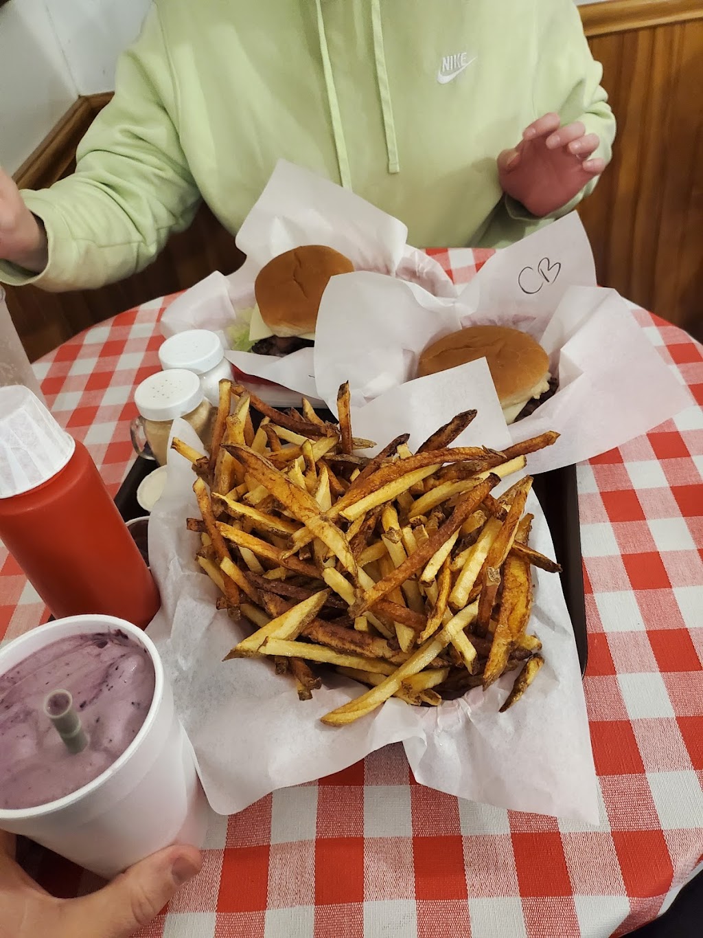 D Js Burger Bar | restaurant | 509 Wildwood Ave, Rio Dell, CA 95562, USA | 7077642924 OR +1 707-764-2924