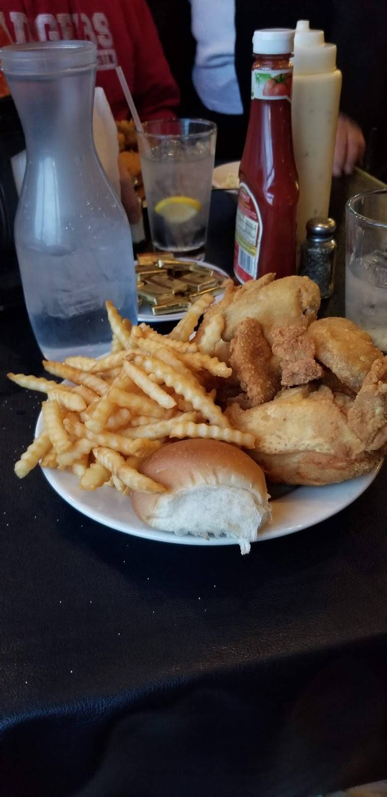 Redwood Inn | restaurant | 3230 Main St, Green Bay, WI 54311, USA | 9208636315 OR +1 920-863-6315