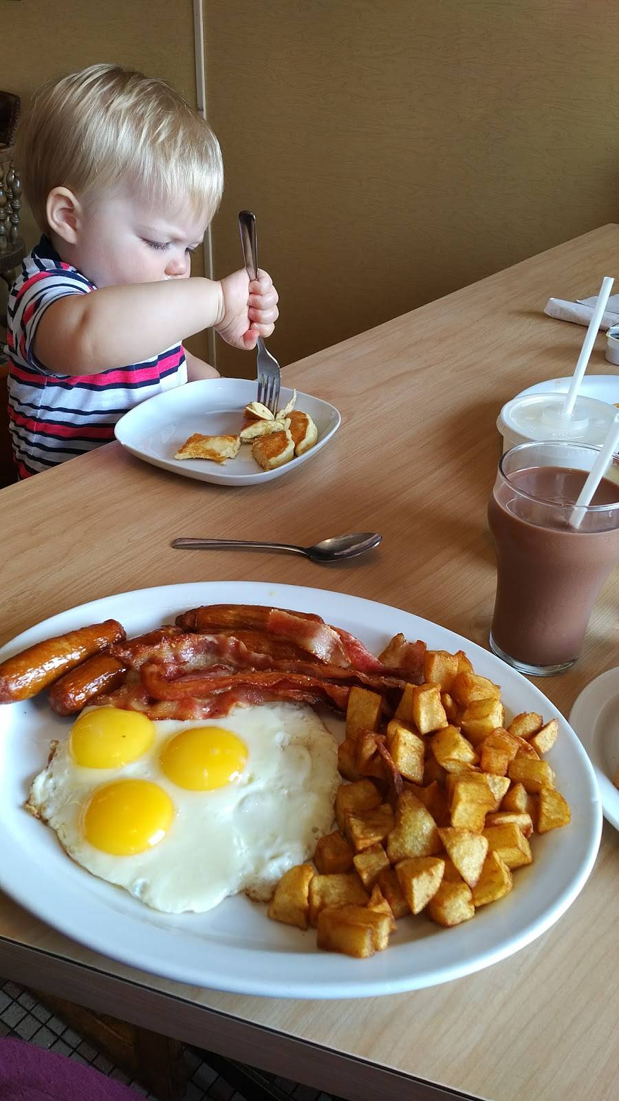 Norms Restaurant | restaurant | 198 10th St, Hanover, ON N4N 1N7, Canada | 5193641380 OR +1 519-364-1380