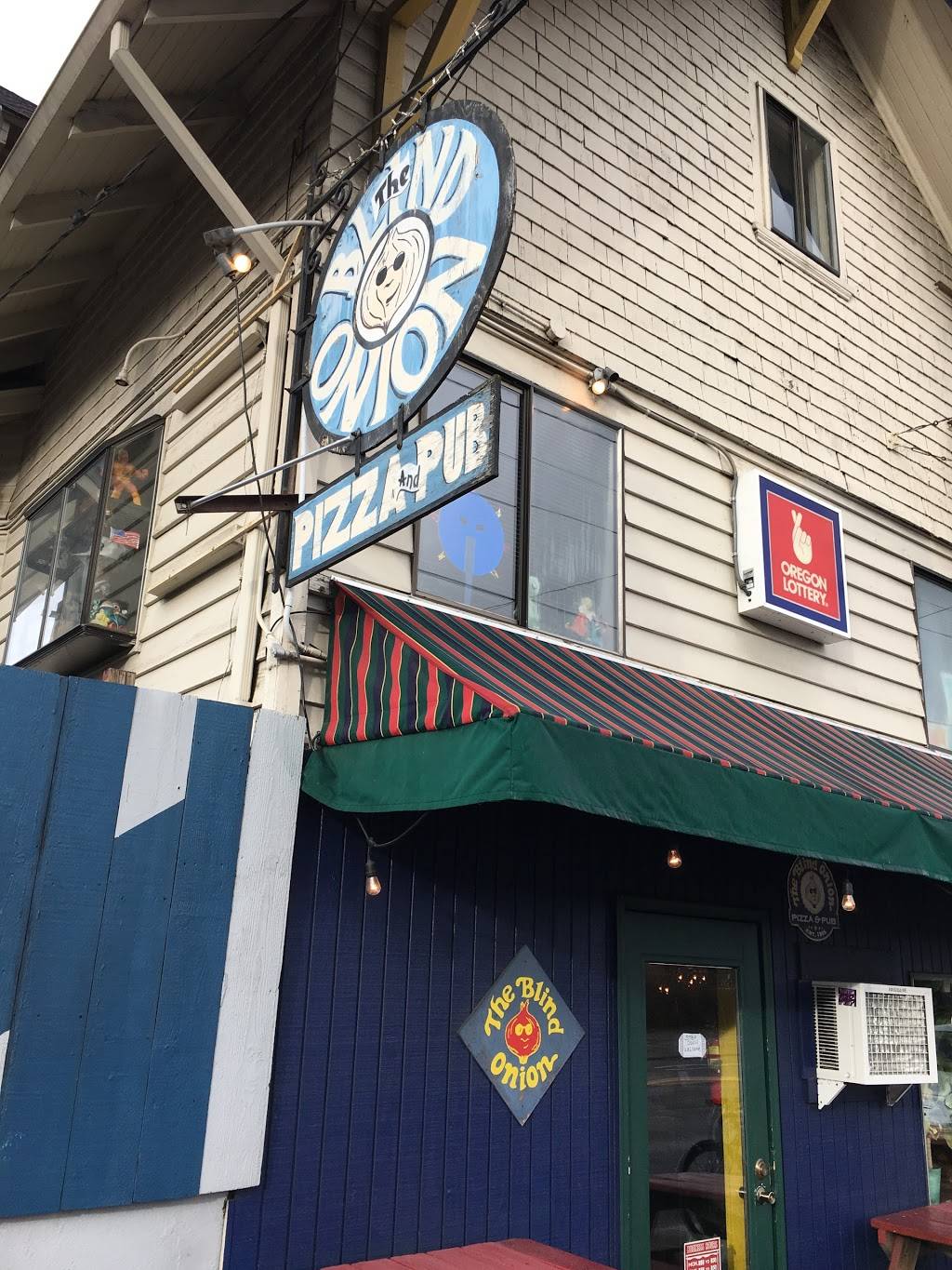 Blind Onion Pizza & Pub | restaurant | 3345 NE Broadway St, Portland, OR 97232, USA | 5032842825 OR +1 503-284-2825