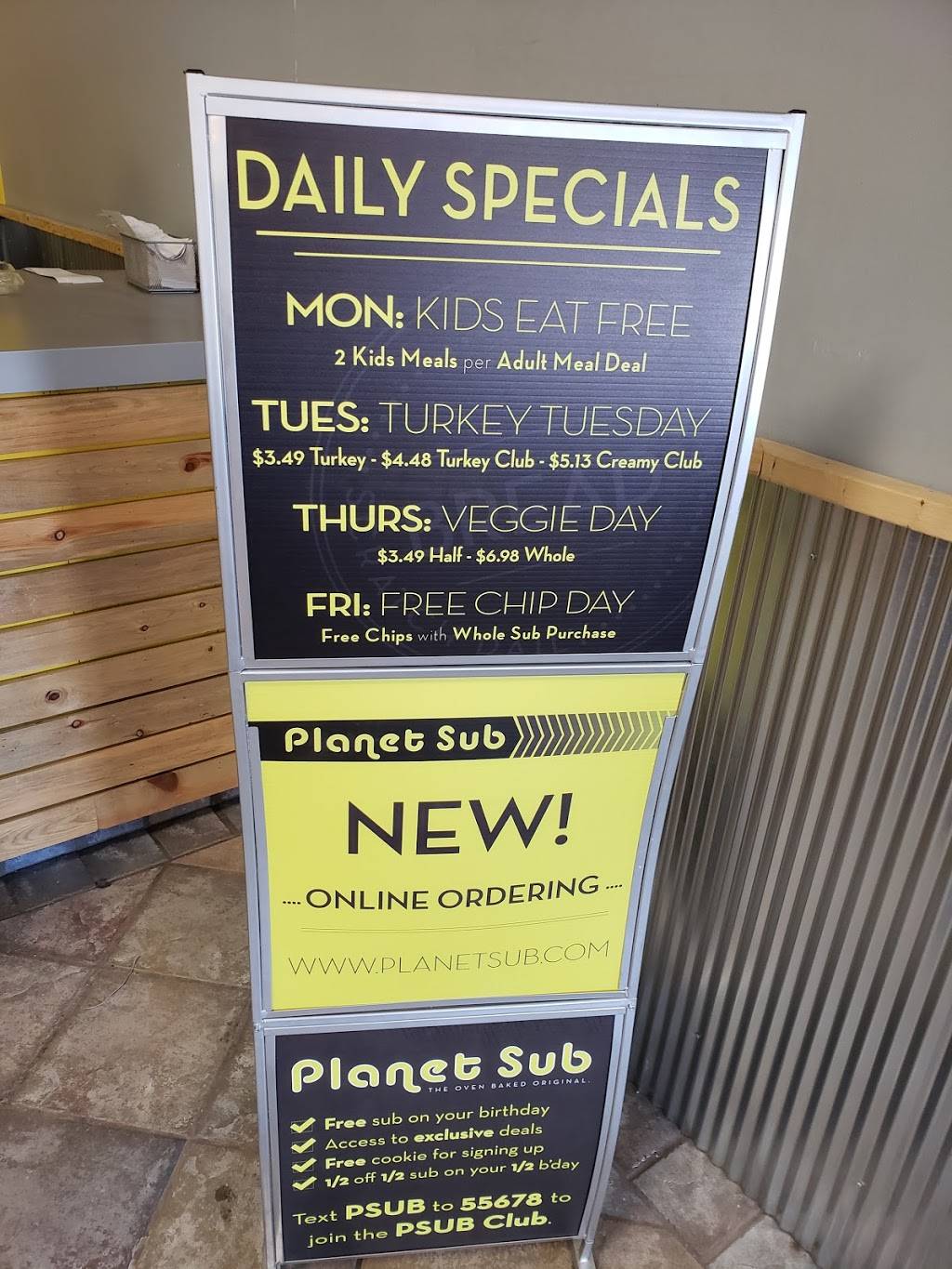 Planet Sub | restaurant | 15157 W 119th St, Olathe, KS 66062, USA | 9133906221 OR +1 913-390-6221