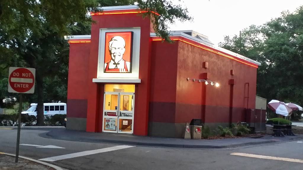 KFC | restaurant | 3890 Lake Emma Rd, Lake Mary, FL 32746, USA | 4073339172 OR +1 407-333-9172