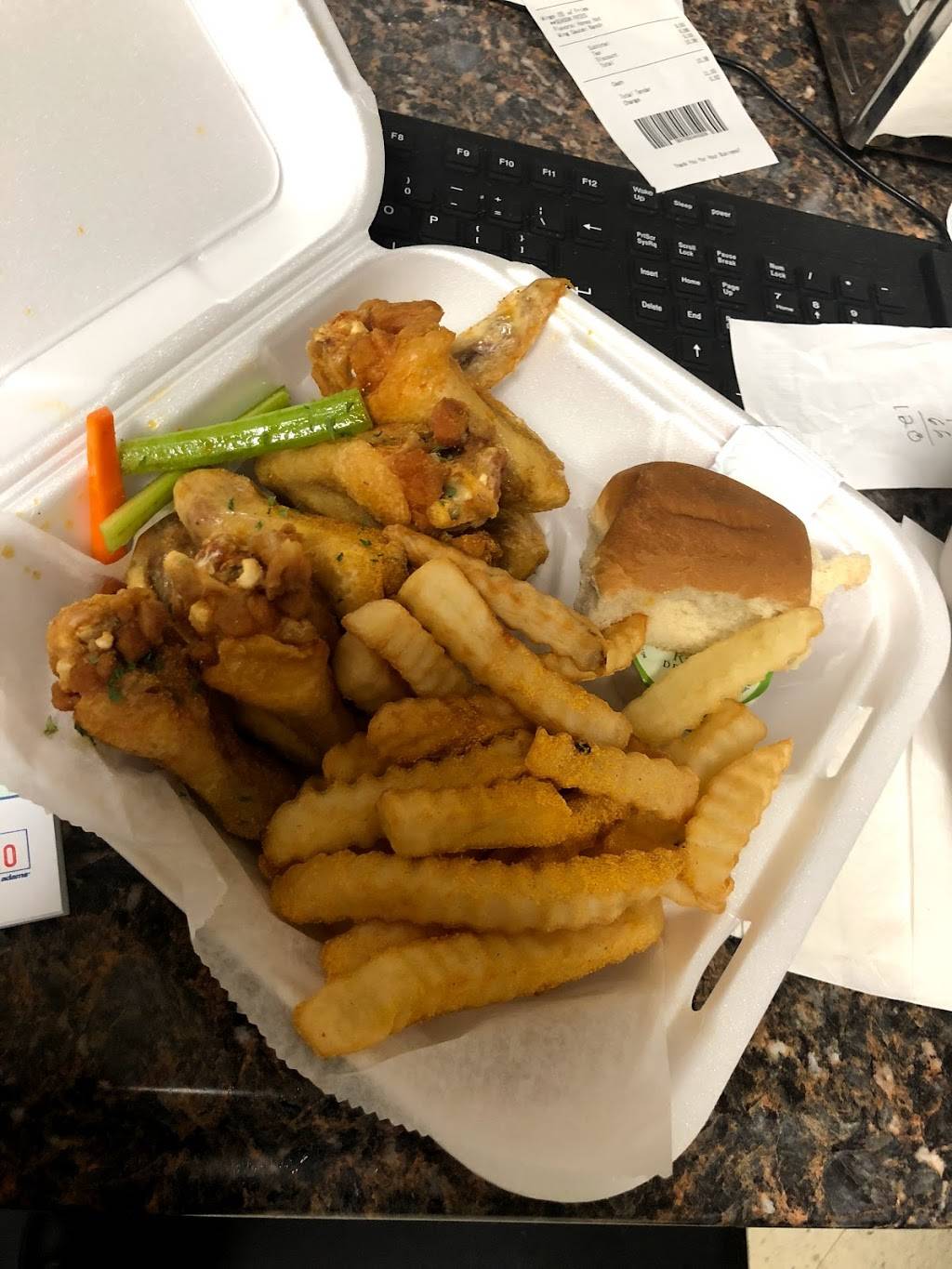 Crumpy’s Hot Wings Park & Getwell | restaurant | 3950 Park Ave, Memphis, TN 38111, USA | 9014543386 OR +1 901-454-3386