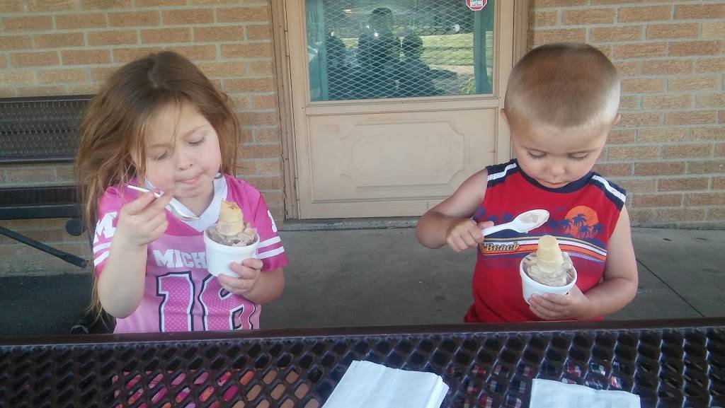 Chuggys Icecream & Deli Incorporated | restaurant | 921 Oakdale Ave, Toledo, OH 43605, USA | 4196934440 OR +1 419-693-4440