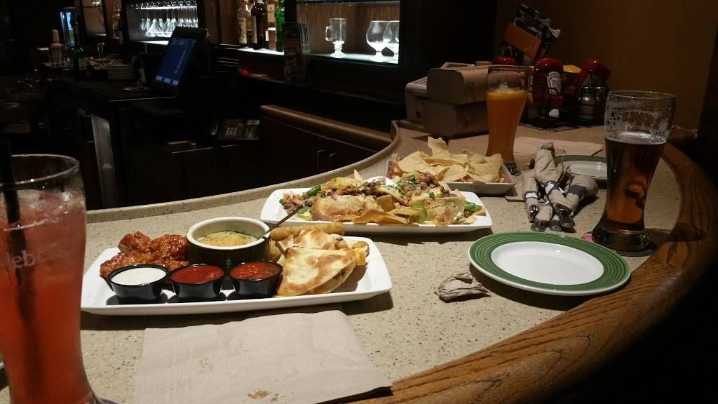 Applebees Grill + Bar | restaurant | 270 W Holt Ave, Milwaukee, WI 53207, USA | 4144890874 OR +1 414-489-0874