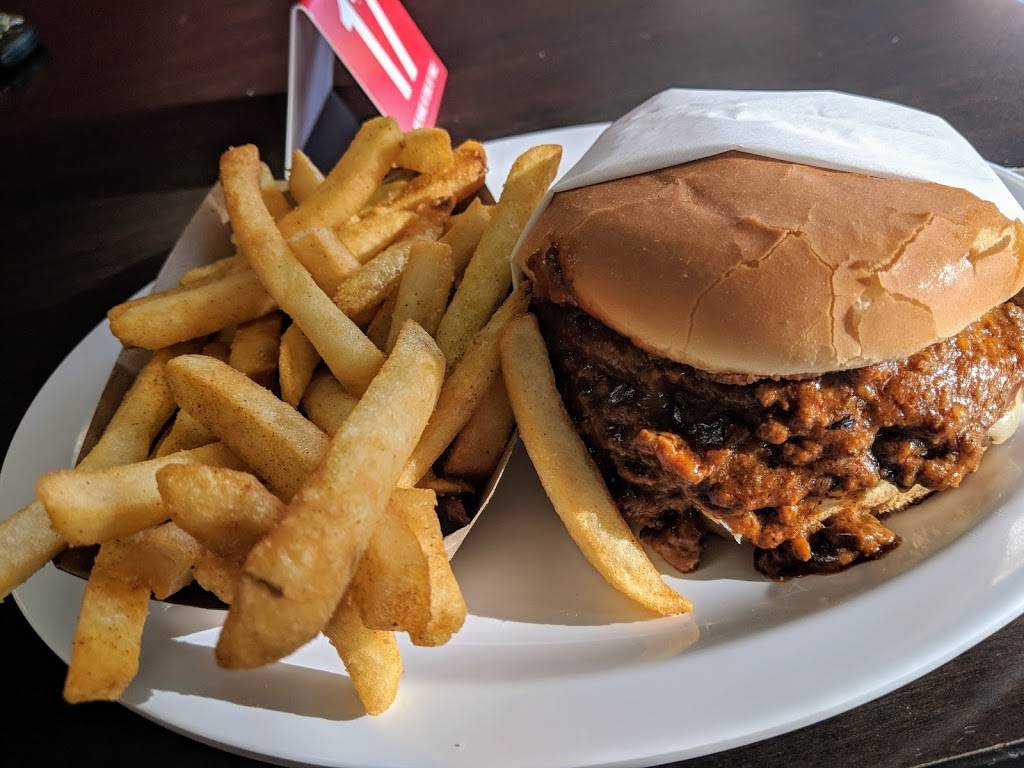 Fabulous Burgers | restaurant | 3004 Airport Dr, Bakersfield, CA 93308, USA | 6613999209 OR +1 661-399-9209