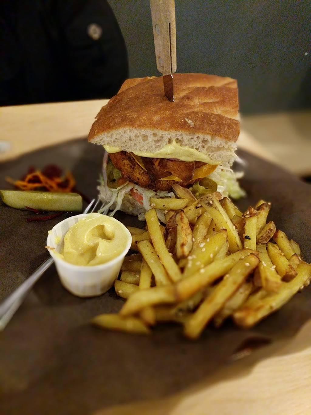 Boon Burger Cafe Guelph | restaurant | 23 Quebec St, Guelph, ON N1H 2T1, Canada | 5192655758 OR +1 519-265-5758