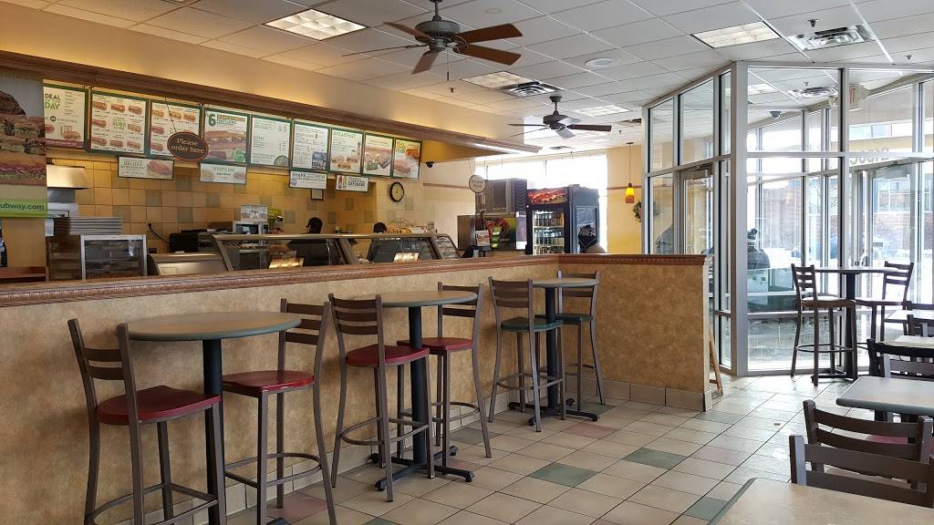Subway | meal takeaway | 2130C E Lake St, Minneapolis, MN 55406, USA | 6127249561 OR +1 612-724-9561