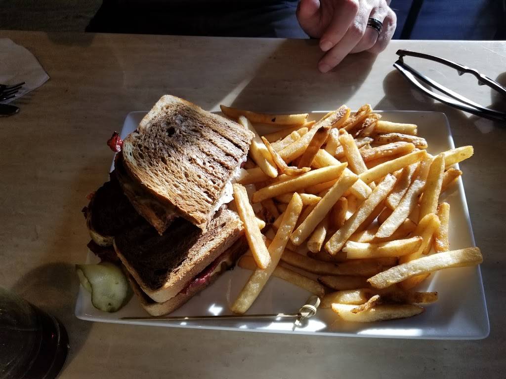 Trails Edge Tavern | restaurant | 46 Albert Street, Plattsville, ON N0J 1S0, Canada | 2266560588 OR +1 226-656-0588