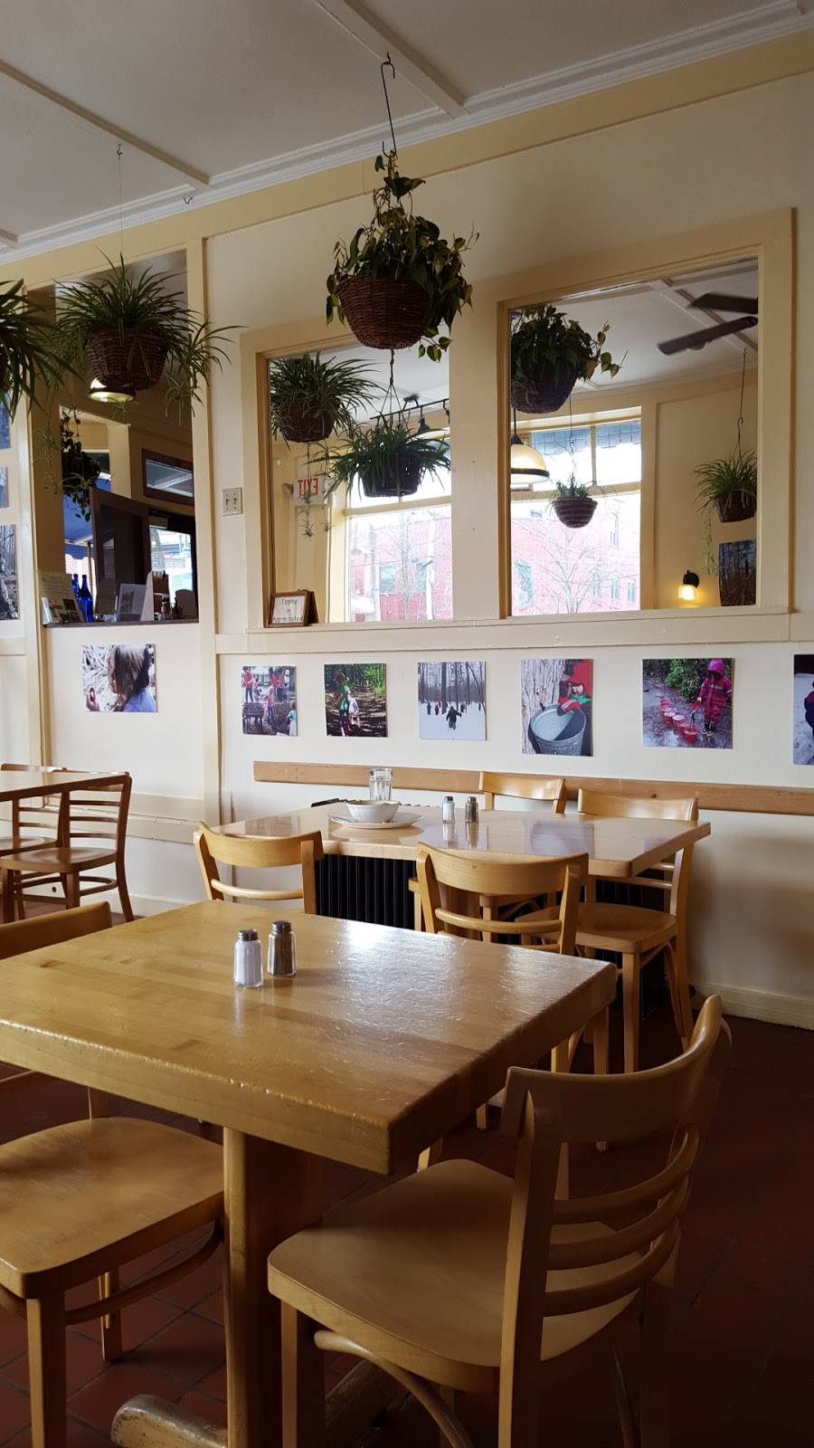 Four Seasons Natural Foods Cafe | restaurant | 33 Phila St, Saratoga Springs, NY 12866, USA | 5185844670 OR +1 518-584-4670