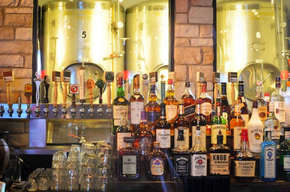 Hopvine Brewing Company | restaurant | 4030 Fox Valley Center Dr, Aurora, IL 60504, USA | 6302296030 OR +1 630-229-6030