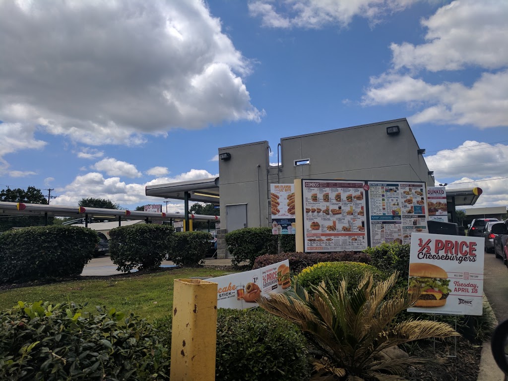 Sonic Drive-In | restaurant | 118 Lake Rd, Mansfield, LA 71052, USA | 3188720316 OR +1 318-872-0316