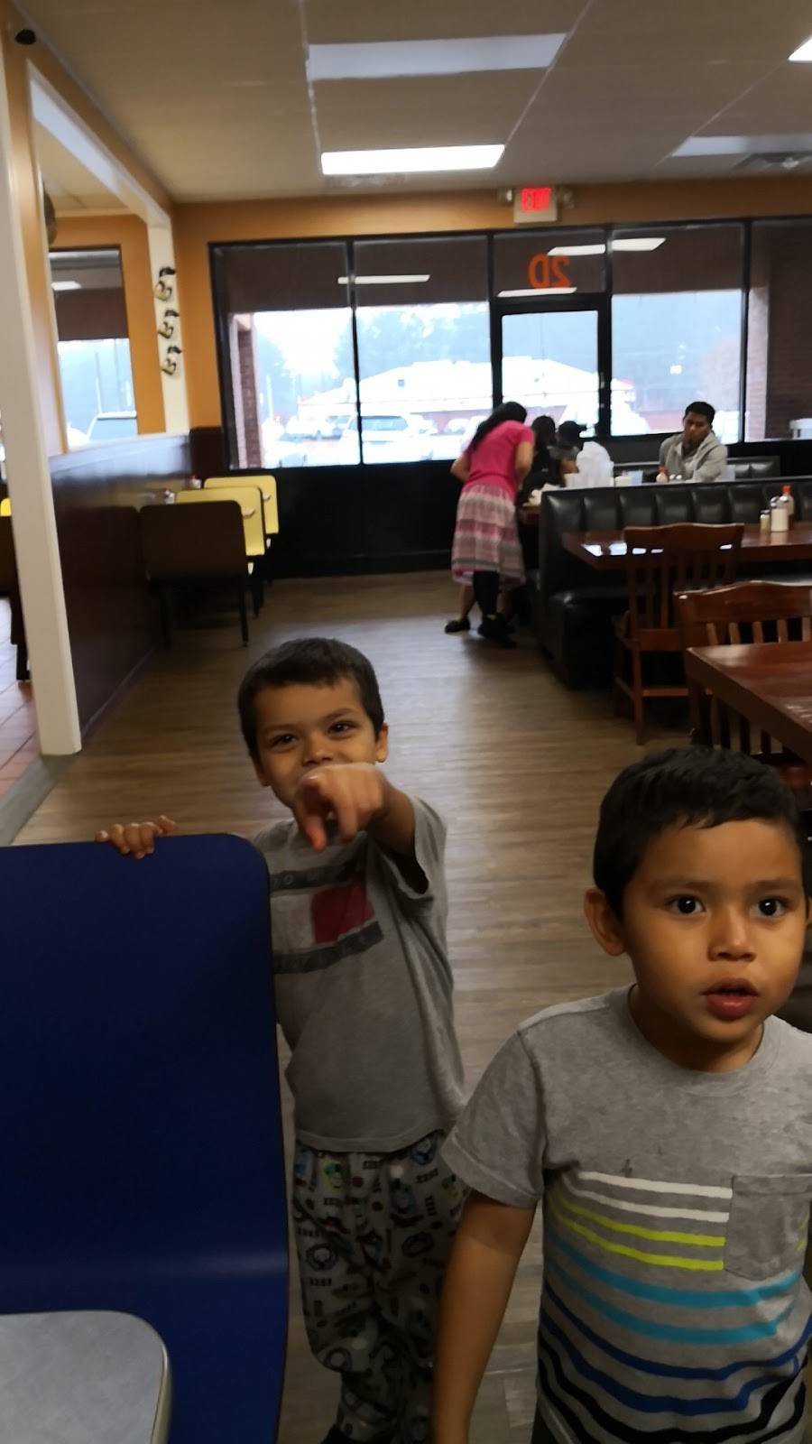 Milas Pupuseria | restaurant | 950 Indian Trail Lilburn Rd NW, Lilburn, GA 30047, USA | 7706874949 OR +1 770-687-4949