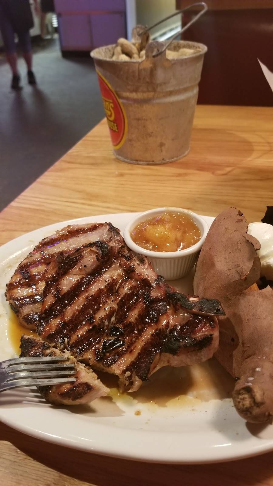 Logans Roadhouse | restaurant | 4511 Hwy 17 S, North Myrtle Beach, SC 29582, USA | 8432723435 OR +1 843-272-3435