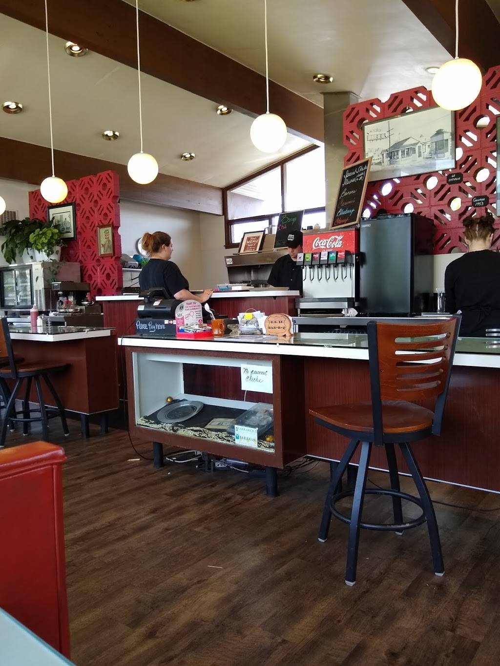 US 31 Bar-B-Q | restaurant | 151 W Muskegon Ave, Muskegon, MI 49440, USA | 2317223948 OR +1 231-722-3948