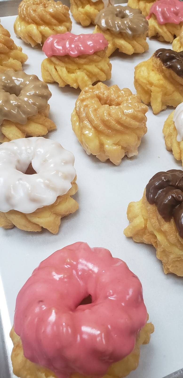 Zuris Donutz | bakery | 7600 196th St SW #850, Lynnwood, WA 98036, USA | 4255828803 OR +1 425-582-8803