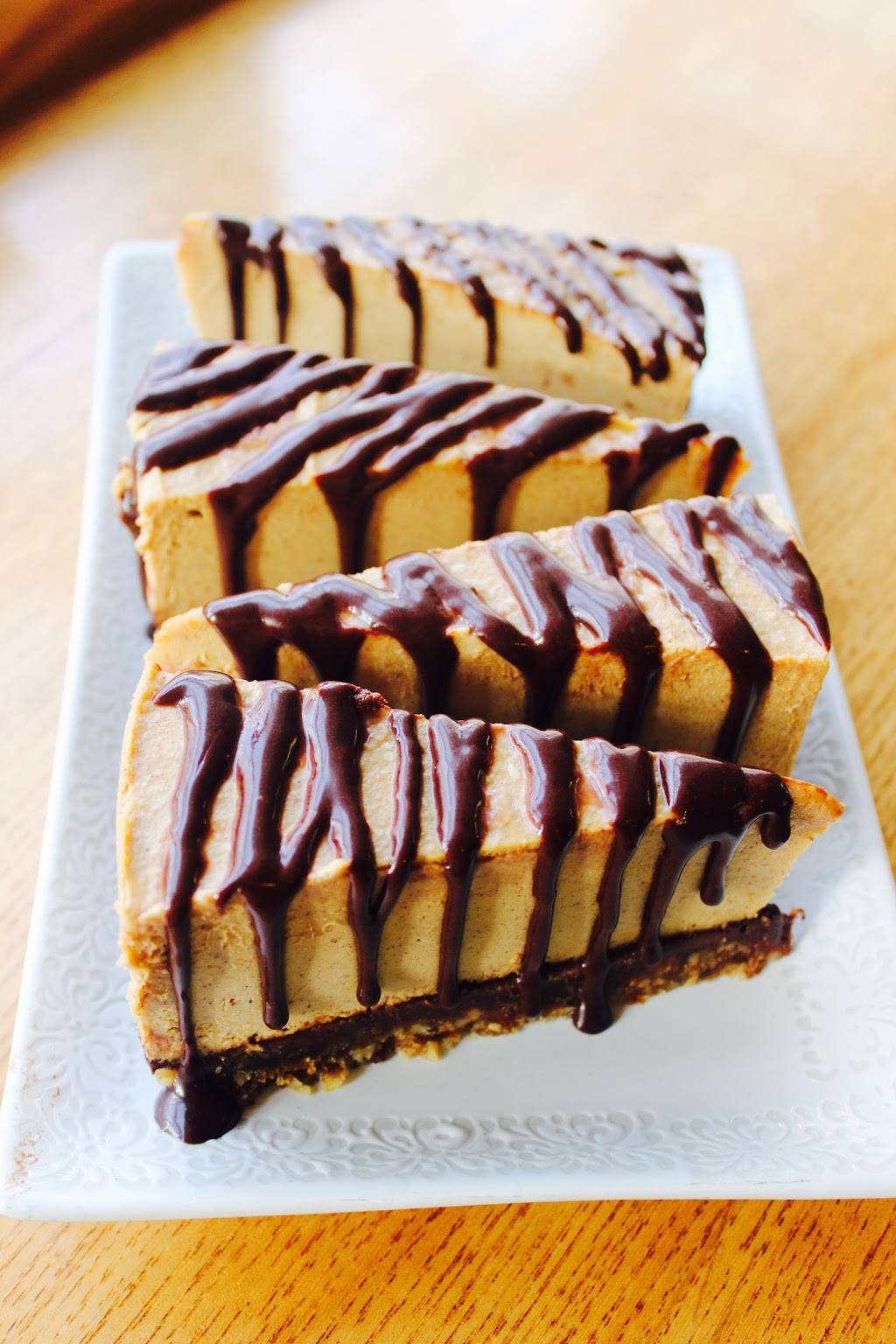 Ezras Enlightened Cafe | restaurant | 6516 Ferguson St, Indianapolis, IN 46220, USA | 3172553972 OR +1 317-255-3972