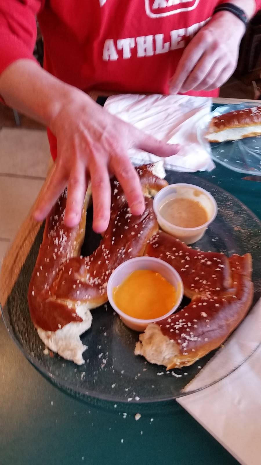 Tallys Tap & Eatery | restaurant | S31W24661 W Sunset Dr, Waukesha, WI 53189, USA | 2624463153 OR +1 262-446-3153