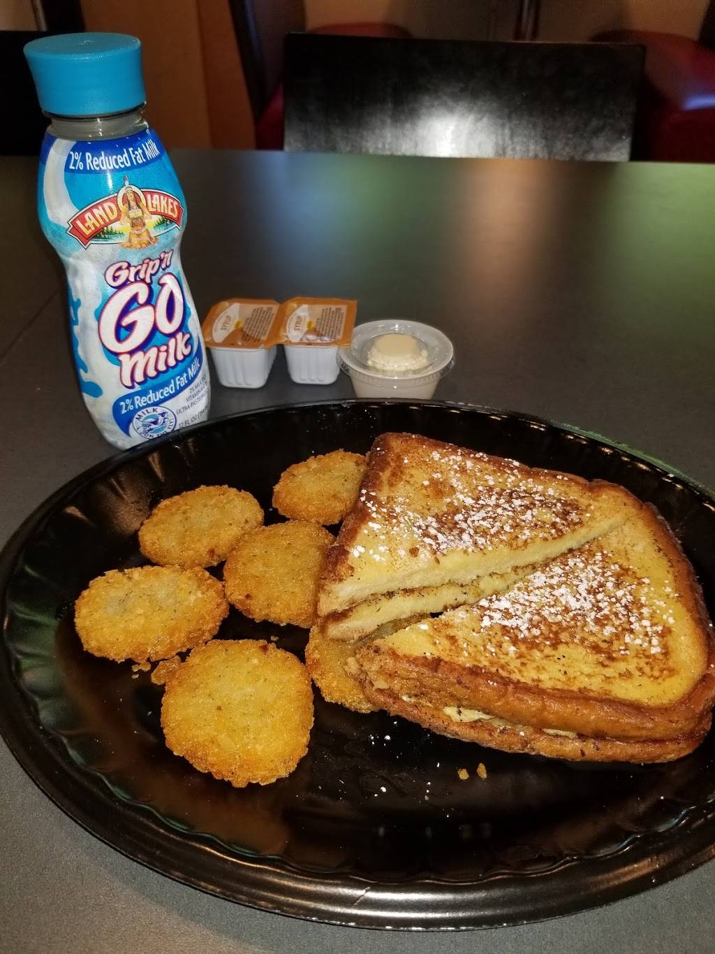 The DEN by Dennys | restaurant | 11377 Bellflower Rd, Cleveland, OH 44106, USA | 2163680634 OR +1 216-368-0634