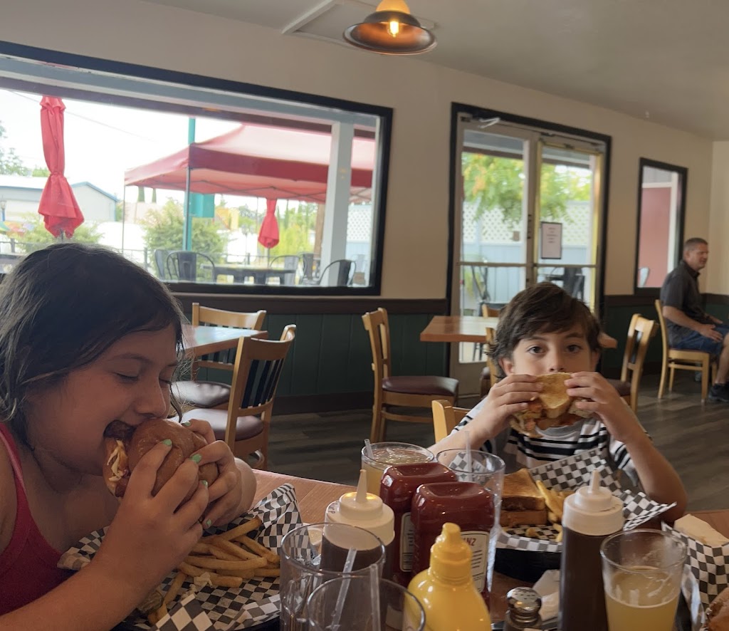 Mad Mac’s Bar and Grill | restaurant | 12638 Foothill Blvd, Clearlake Oaks, CA 95423, USA | 7075605056 OR +1 707-560-5056