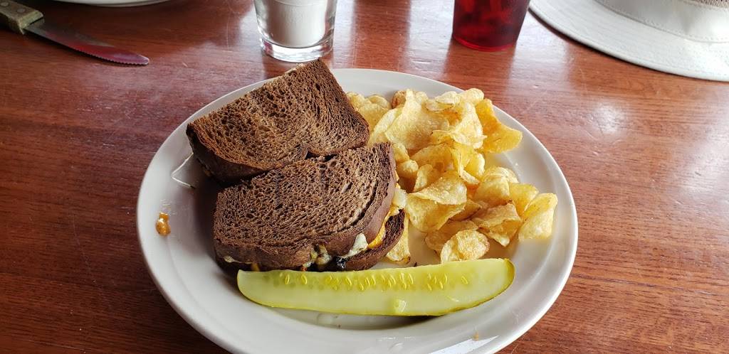 Sir Benedicts Tavern on the Lake | restaurant | 805 E Superior St, Duluth, MN 55802, USA | 2187281192 OR +1 218-728-1192