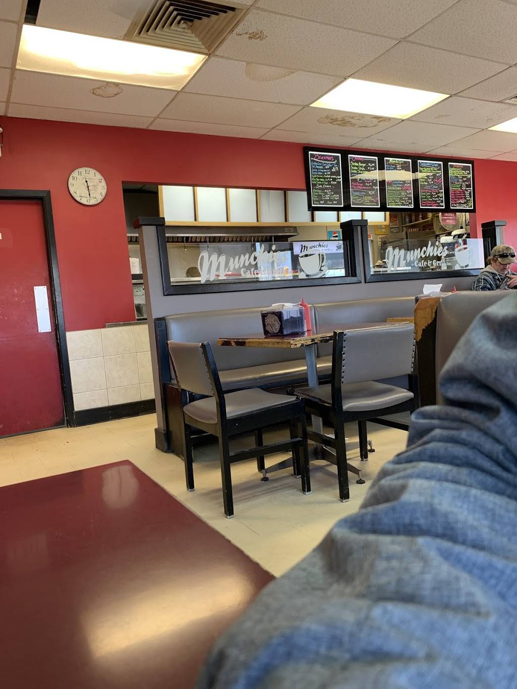 Munchies | restaurant | 4206 Oil Heritage Rd, Petrolia, ON N0N 1R0, Canada | 5198821000 OR +1 519-882-1000