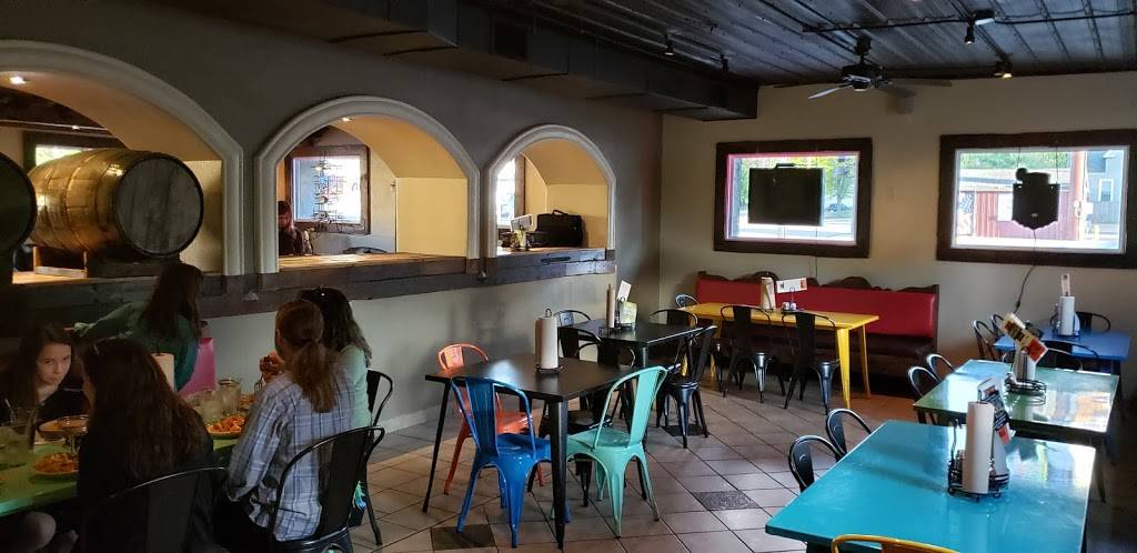 Dew Chilli Parlor Pub and Grill | restaurant | 301 N Grand Ave W, Springfield, IL 62702, USA | 2176702530 OR +1 217-670-2530