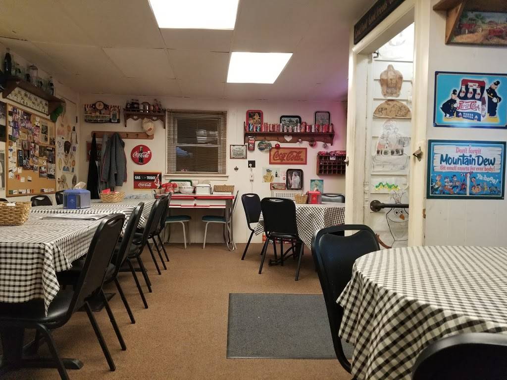 Hometown Pizza Shoppe | restaurant | 204 N Main St, Walton, IN 46994, USA | 5746262333 OR +1 574-626-2333