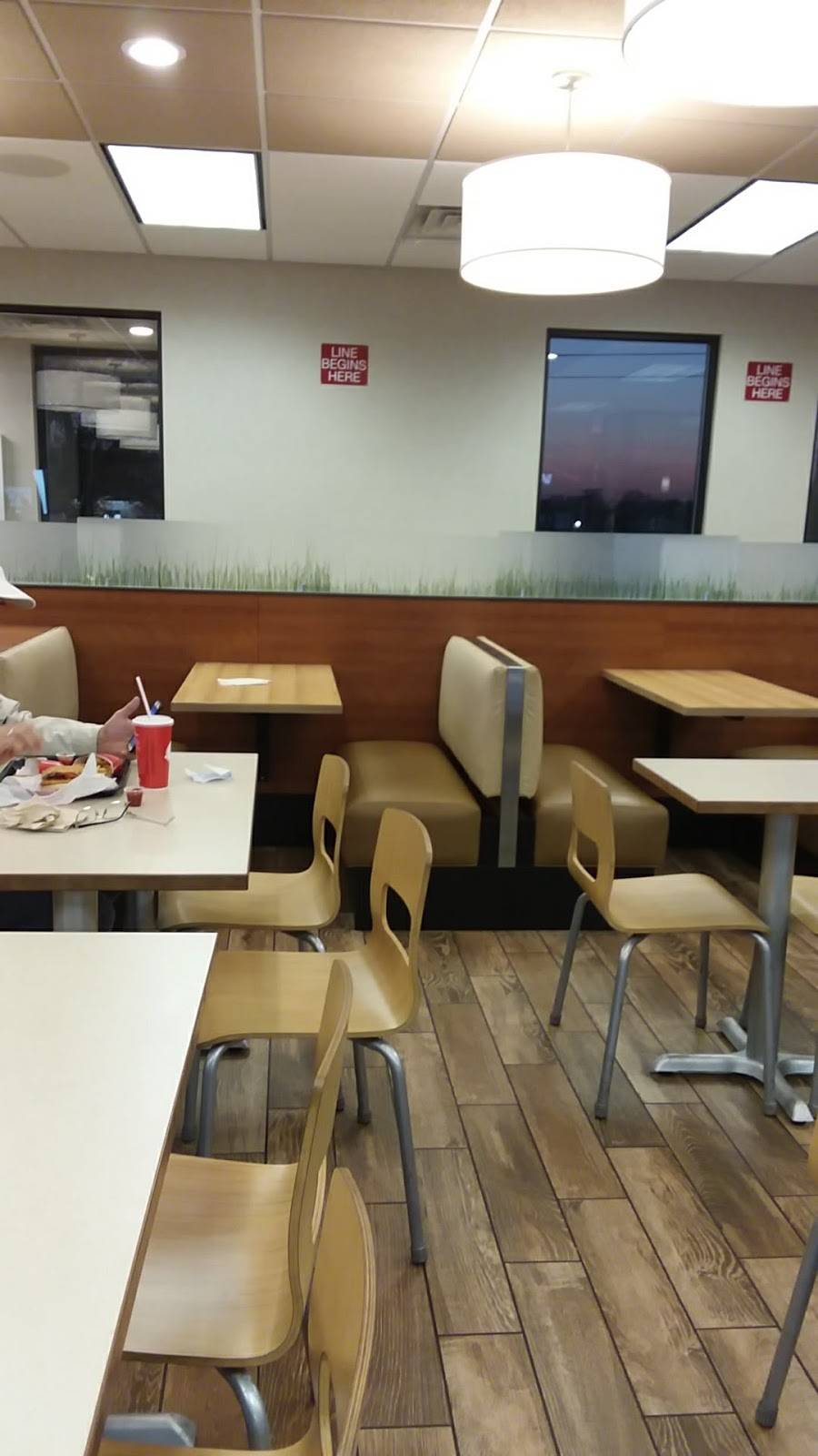 Wendys | restaurant | 8105 Merrillville Rd, Merrillville, IN 46410, USA | 2194725146 OR +1 219-472-5146