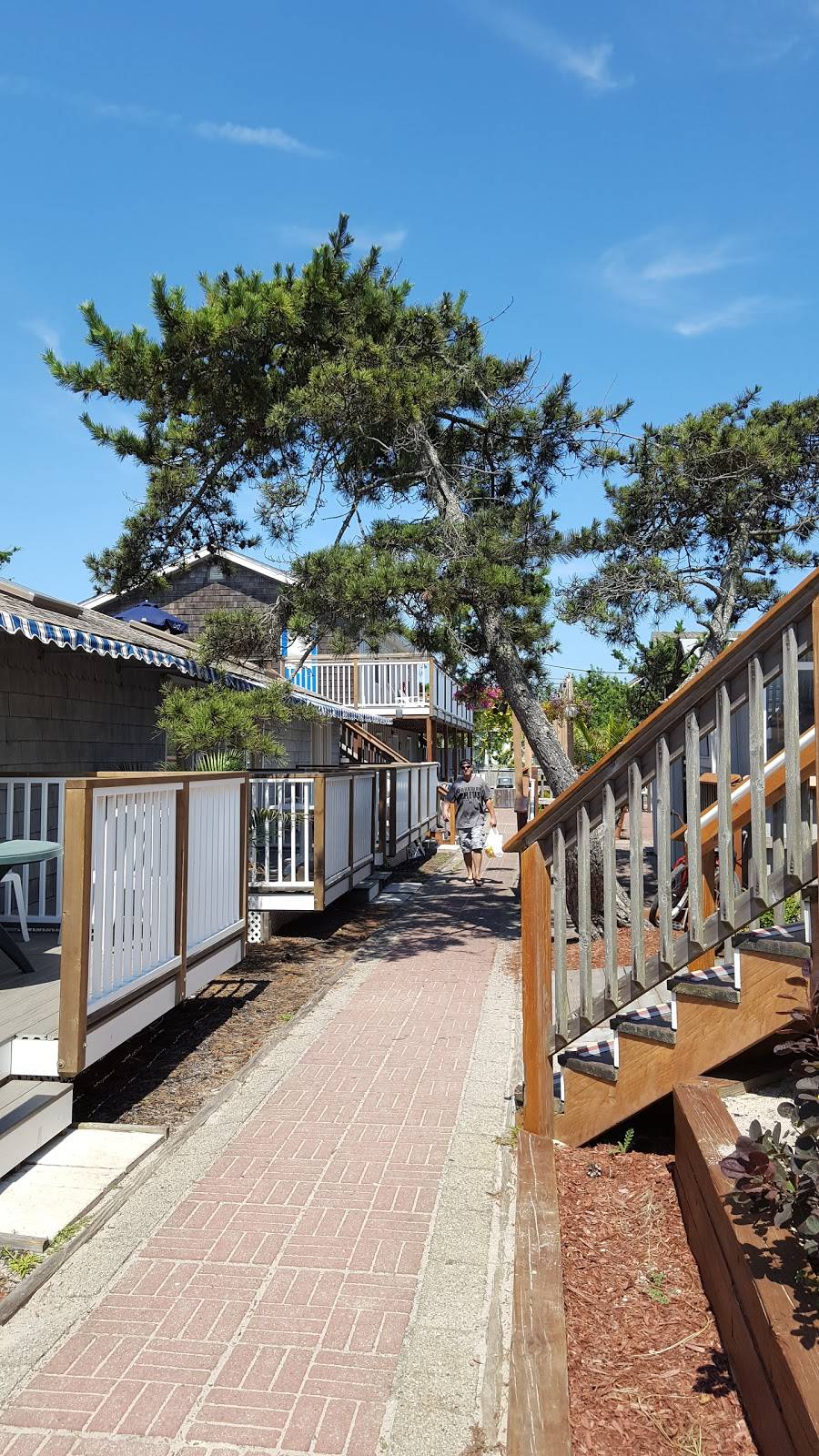 Hurricanes Bar & Grill | restaurant | 25 Cayuga Walk, Ocean Beach, NY 11770, USA | 6315838000 OR +1 631-583-8000