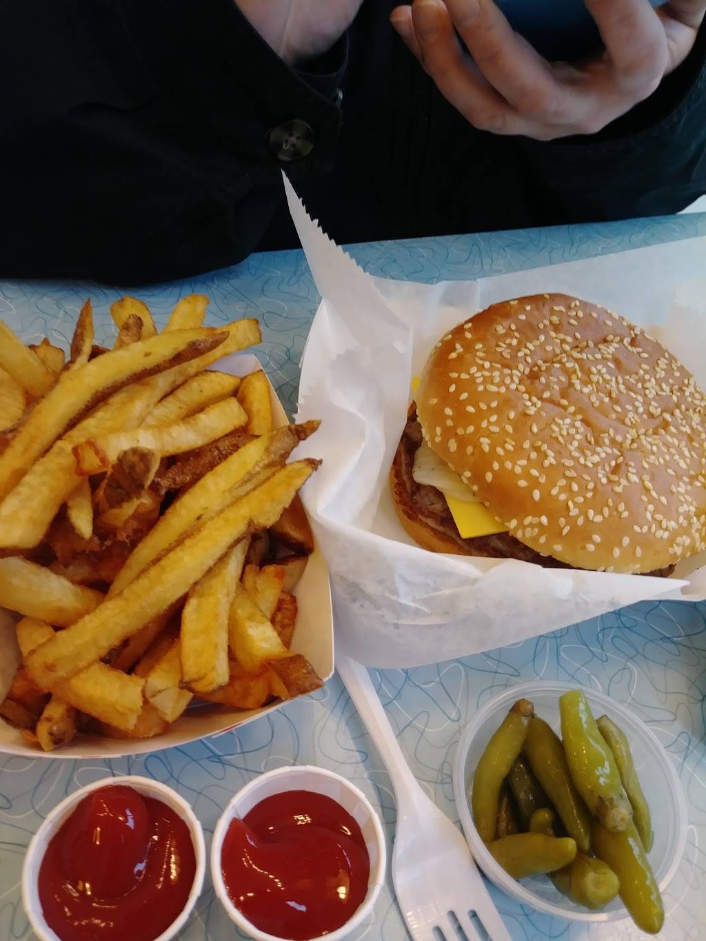 Man-Jo-Vins | restaurant | 3224 N Damen Ave, Chicago, IL 60618, USA | 7739350727 OR +1 773-935-0727