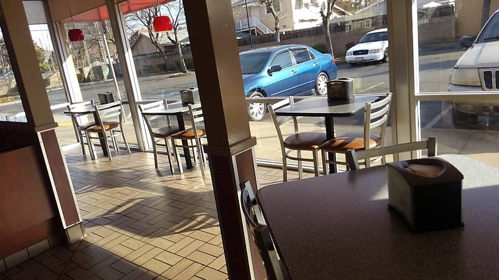 Carls Jr. / Green Burrito | meal takeaway | 2615 Broadway, Sacramento, CA 95818, USA | 9164542861 OR +1 916-454-2861