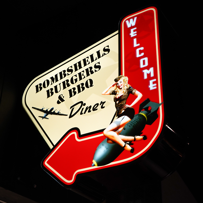 Bombshells Burgers & BBQ | restaurant | 2134 5th Street Rd, Huntington, WV 25701, USA | 6812043994 OR +1 681-204-3994