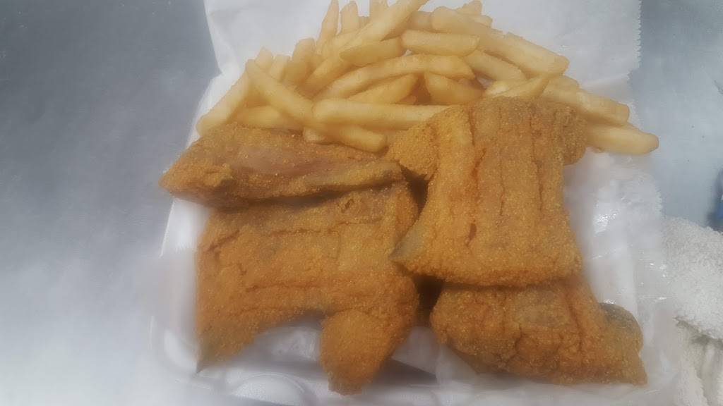 Sharks Fish & Chicken | restaurant | 2500 St Charles Rd, Bellwood, IL 60104, USA | 7084939300 OR +1 708-493-9300