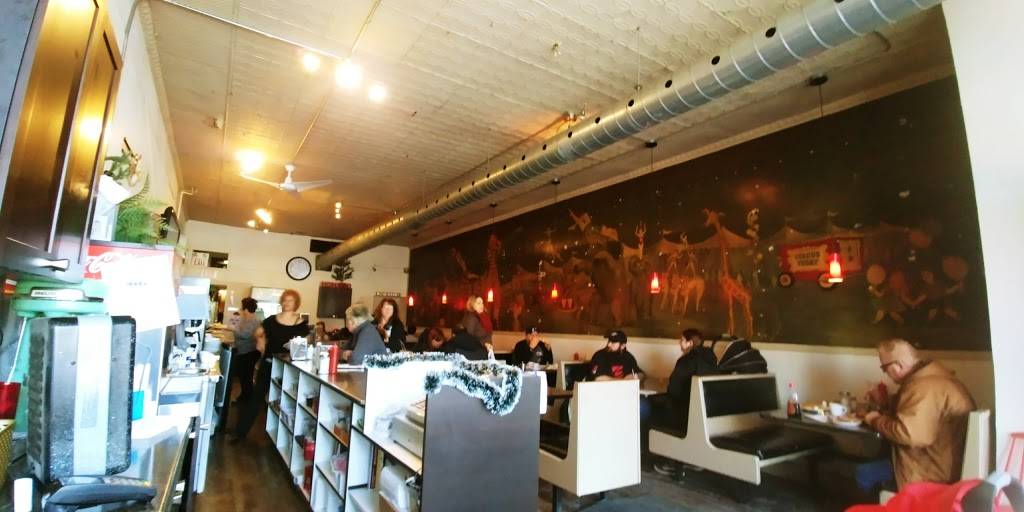 Big Top Family Restaurant | restaurant | 754 Main St E, Hamilton, ON L8M 1L1, Canada | 9055491754 OR +1 905-549-1754