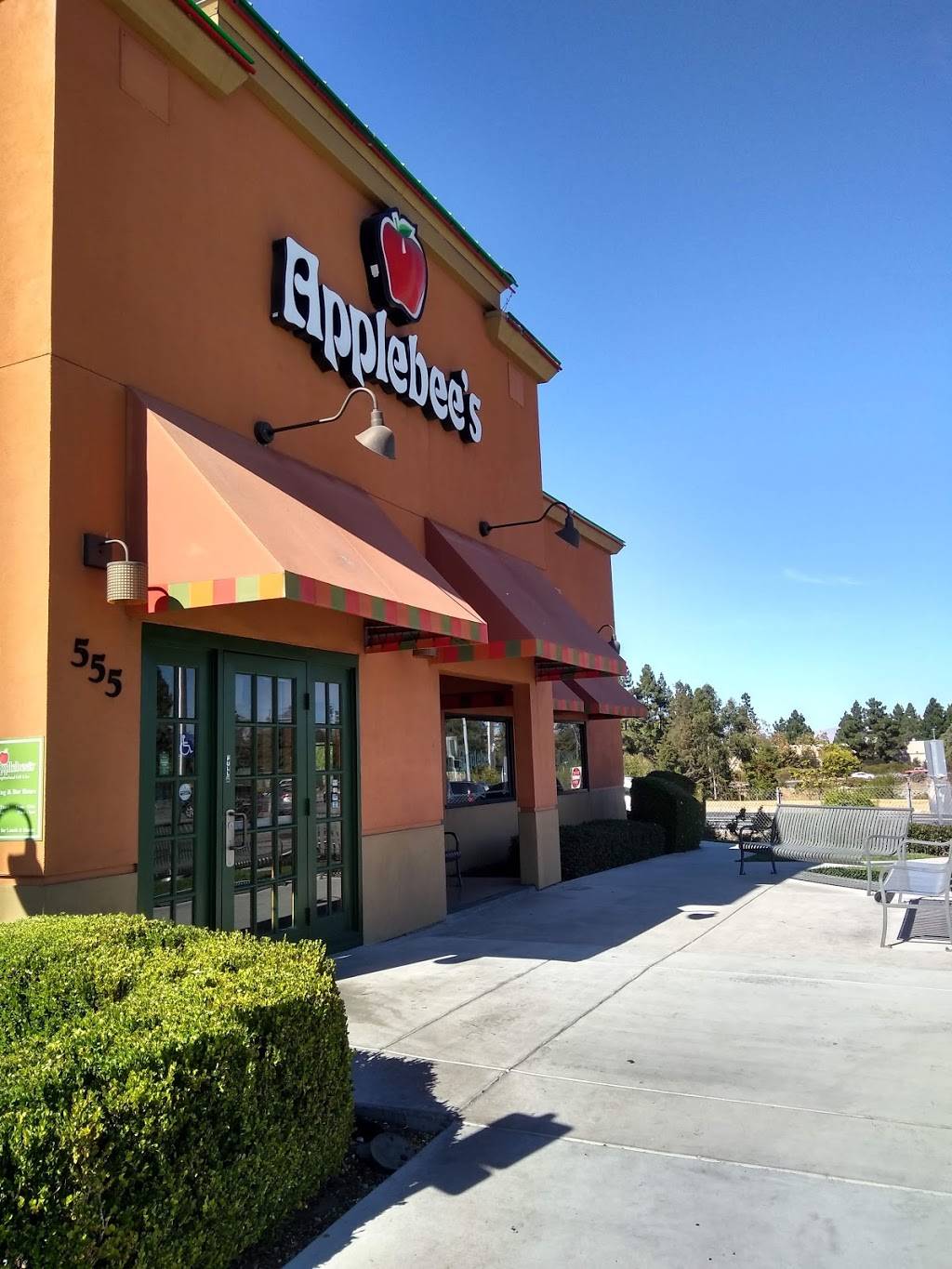 Applebees Grill + Bar | restaurant | 555 Saratoga Ave, San Jose, CA 95129, USA | 4084468370 OR +1 408-446-8370