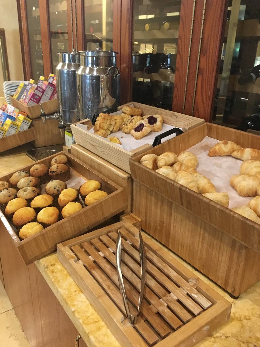 SORA | restaurant | DoubleTree by Hilton Hotel Boston-Bedford Glen, 44 Middlesex Turnpike, Bedford, MA 01730, USA | 7812755500 OR +1 781-275-5500