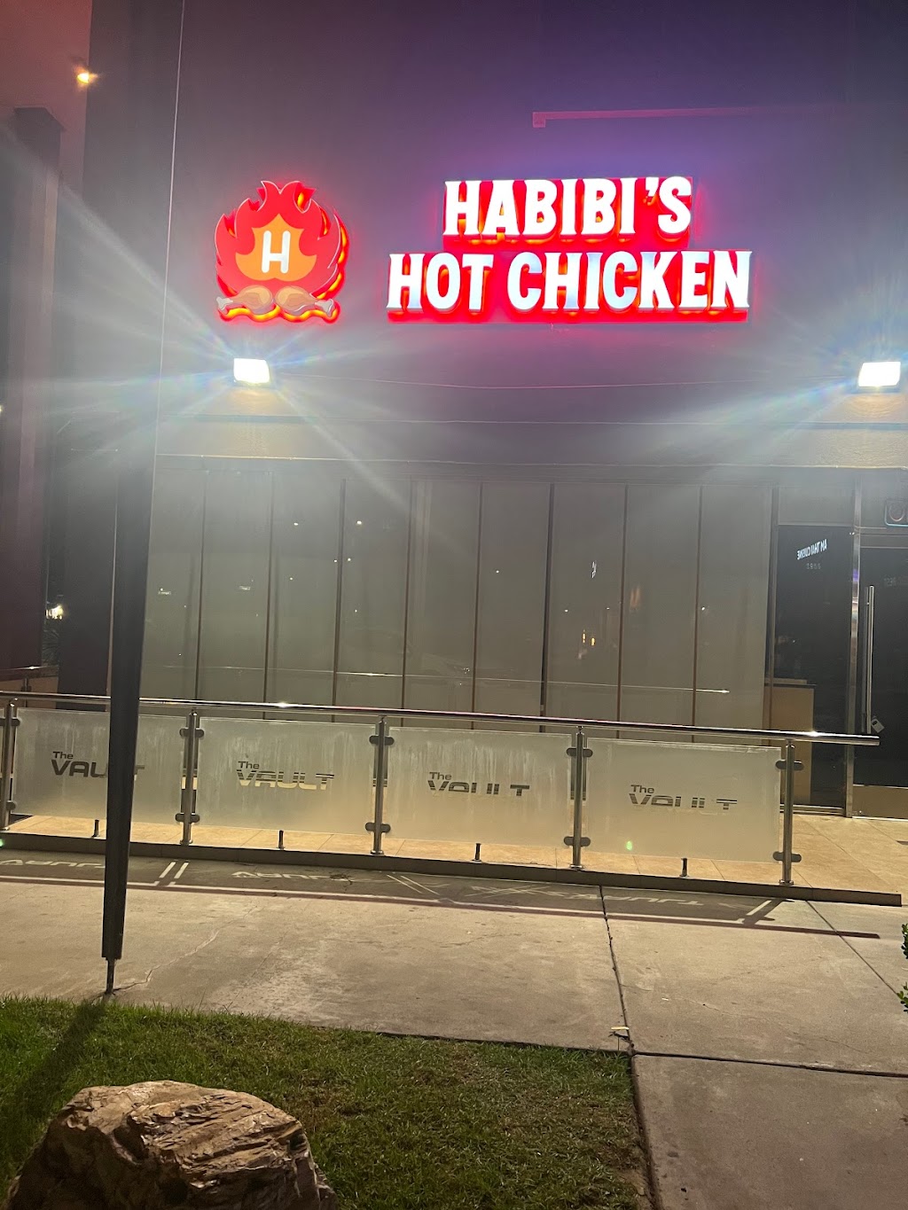 Habibis Hot Chicken | restaurant | 2955 W Ball Rd, Anaheim, CA 92804, USA | 6572561125 OR +1 657-256-1125