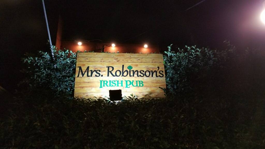 Mrs Robinsons Irish Pub | restaurant | 10111 Riverside Dr, Toluca Lake, CA 91602, USA | 8189853359 OR +1 818-985-3359