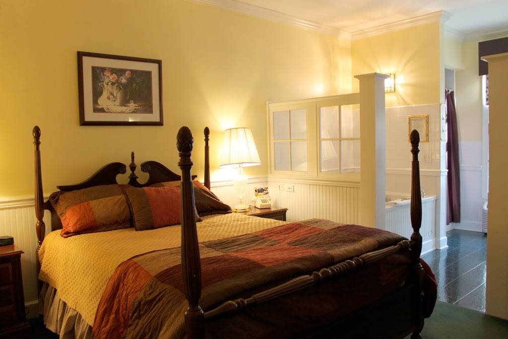 County Clare Irish Inn & Pub | restaurant | 1234 N Astor St, Milwaukee, WI 53202, USA | 4142725273 OR +1 414-272-5273