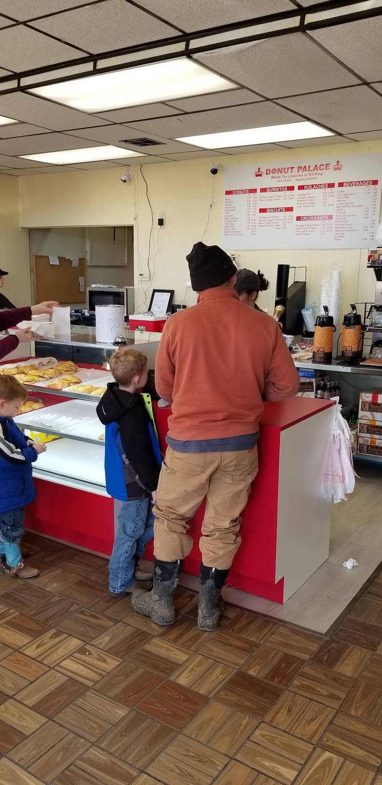 Donut Palace | restaurant | 114 E 7th Ave, Augusta, KS 67010, USA | 3166333456 OR +1 316-633-3456