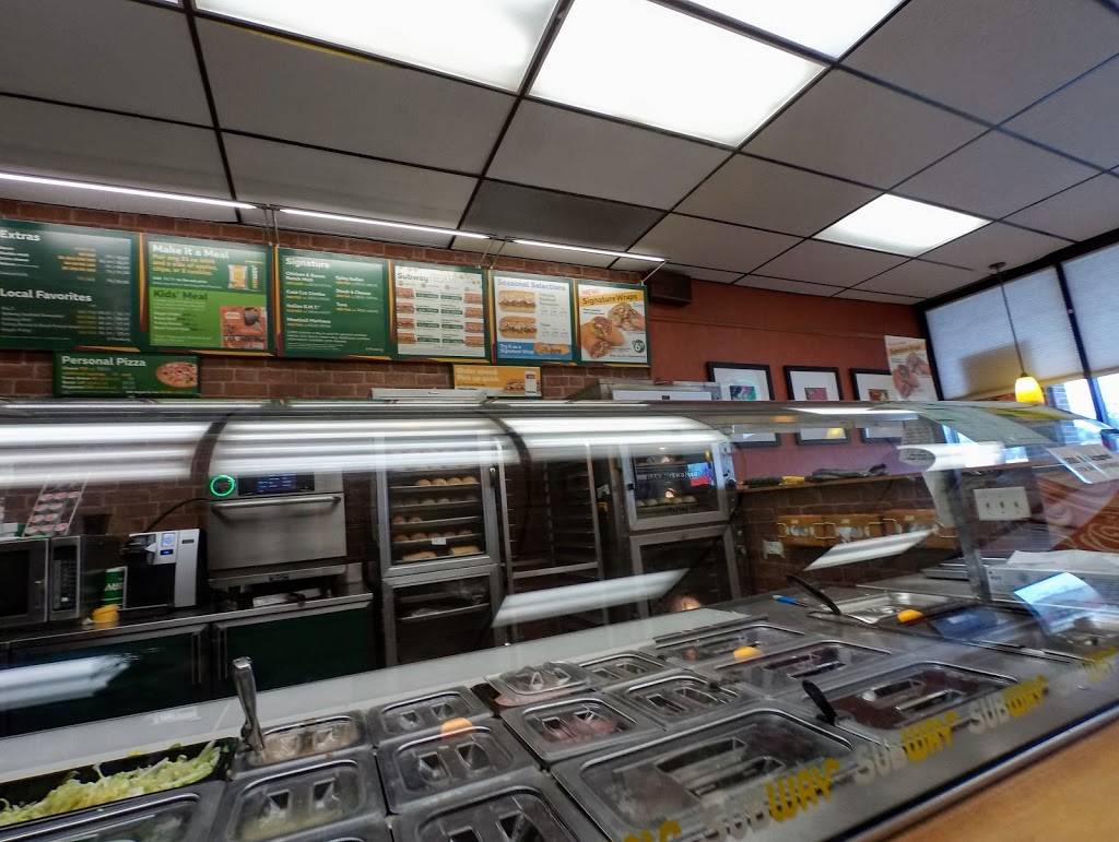 Subway | restaurant | 5256 S 27th St, Milwaukee, WI 53221, USA | 4142823555 OR +1 414-282-3555