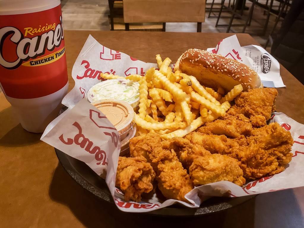 Raising Canes Chicken Fingers | meal takeaway | 6568 N Sheridan Rd, Chicago, IL 60626, USA | 7733819480 OR +1 773-381-9480