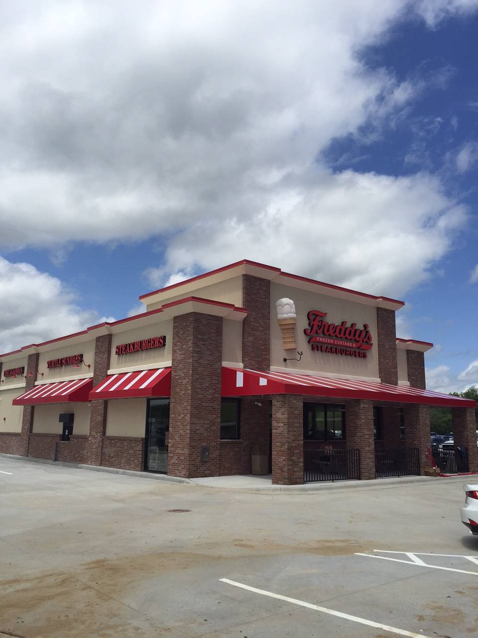 Freddys Frozen Custard & Steakburgers | restaurant | 5150 N Oak Trafficway, Kansas City, MO 64118, USA | 8165992626 OR +1 816-599-2626