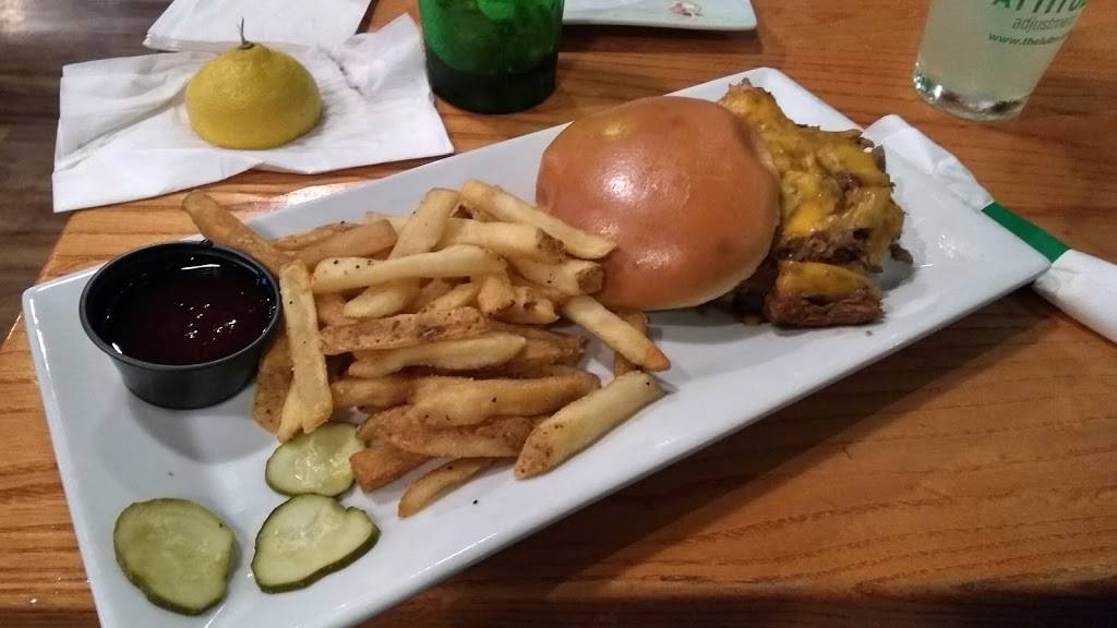 Quaker Steak & Lube | restaurant | 5800 Patriot Blvd, Austintown, OH 44515, USA | 3303499464 OR +1 330-349-9464