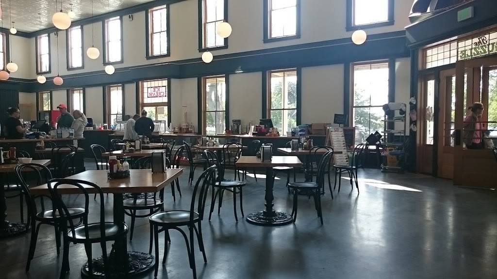 The Guzzle | restaurant | 42205 Rainbow St E, Thousand Island Park, NY 13692, USA | 3152032166 OR +1 315-203-2166