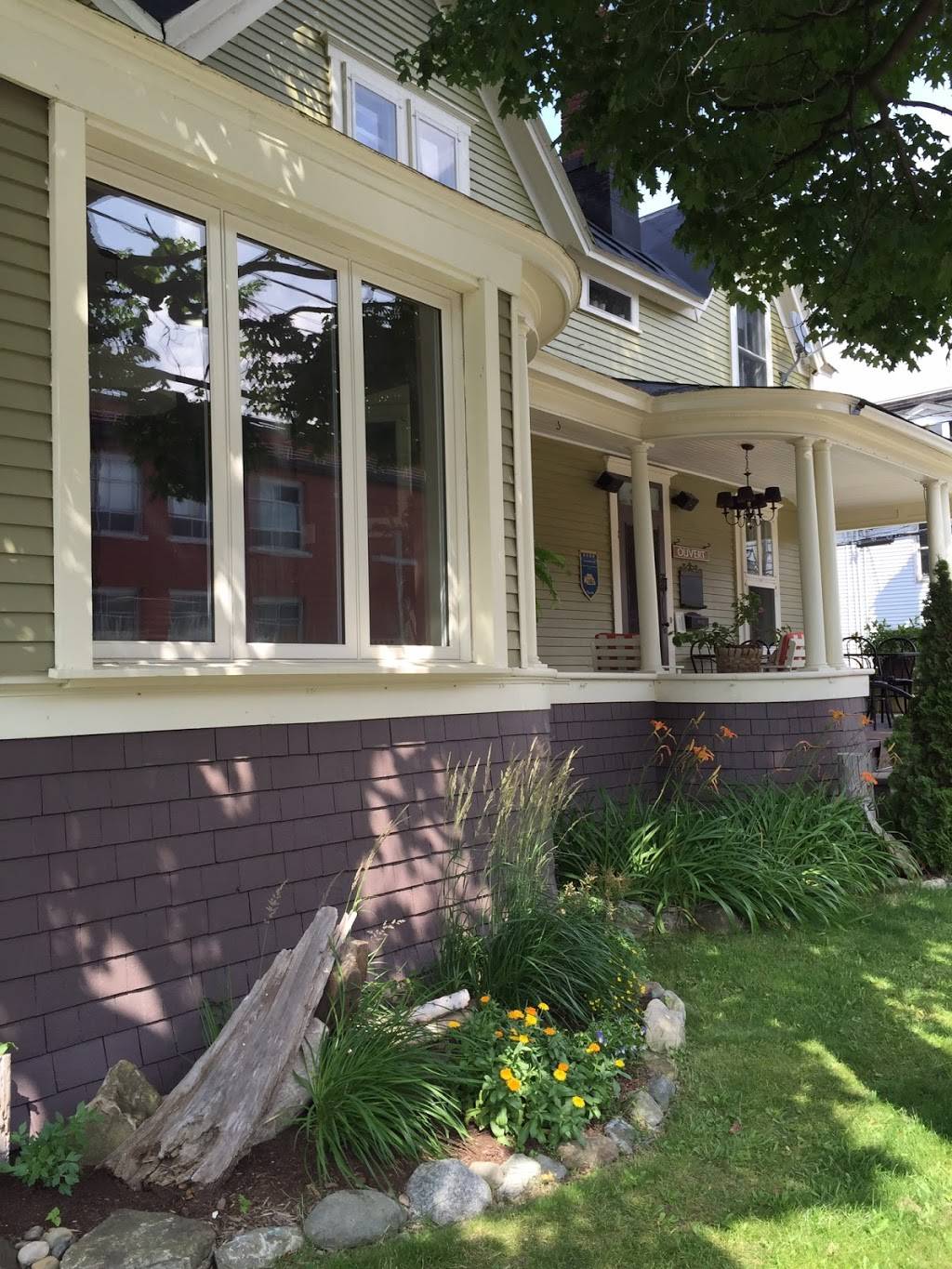 La Maison de ville - bed & bistro | restaurant | 353 Rue Saint-Patrice O, Magog, QC J1X 1W7, Canada | 8198682417 OR +1 819-868-2417