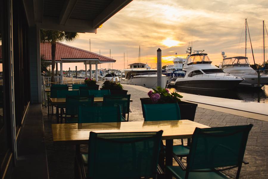 Mavi Waterfront Bar & Grill | restaurant | 2309 Beach Blvd, Jacksonville Beach, FL 32250, USA | 9043720045 OR +1 904-372-0045