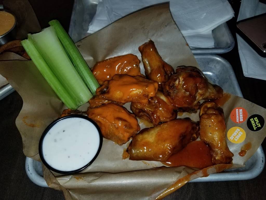 Buffalo Wild Wings | restaurant | 1835 Harbor Blvd, Costa Mesa, CA 92627, USA | 9496423219 OR +1 949-642-3219