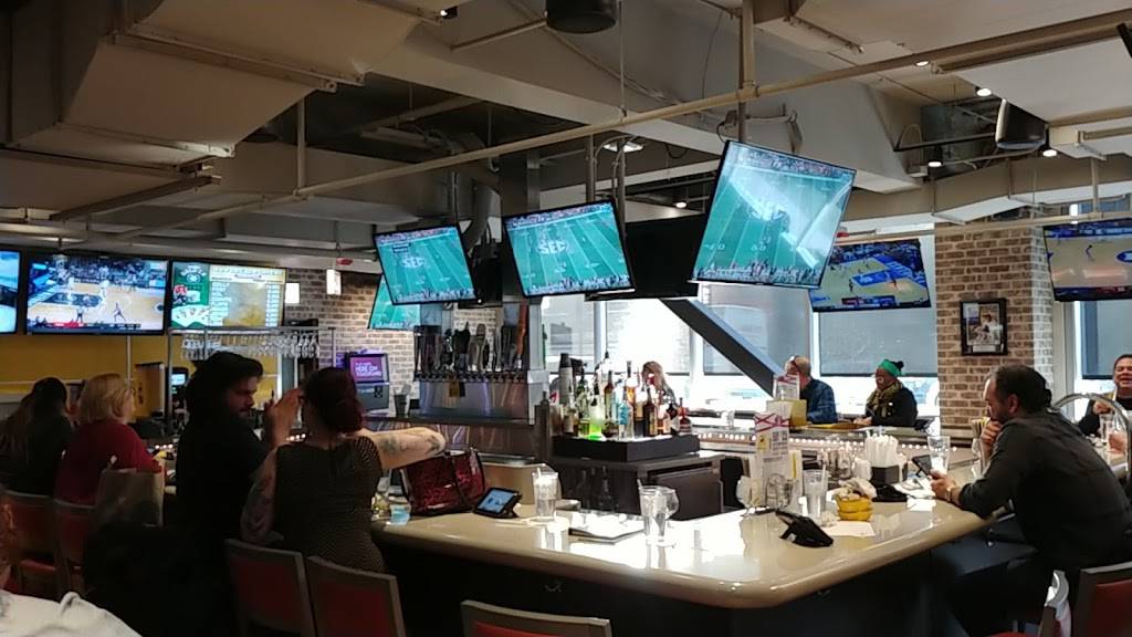 Buffalo Wild Wings | restaurant | 513 W Taylor St, Chicago, IL 60607, USA | 3125880554 OR +1 312-588-0554